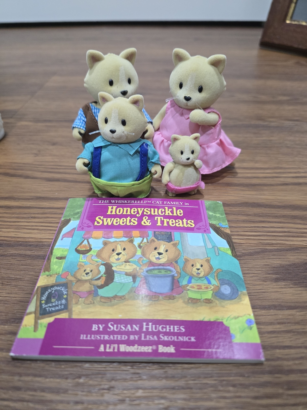 Li'l Woodzeez Whiskerelli Cat Family Set Figures & Storybook Honeysuckle Sweets